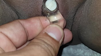 AR&ampKM Metiendo vibrador a mi esposa en su vagina para que se venga