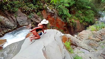 Desnuda y caliente en el r&iacuteo. A falta de un hombre