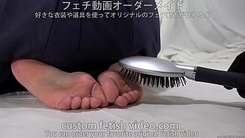 Tickle the soles of women&#039s feet with a fork and a hairbrush.