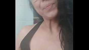 Mujer meando en el ba&ntildeo de su casa