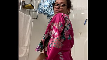 Anna Mature Mature latina dancing in her robe, subscribe to my to see the big reveal .com/annamariamaturelatina