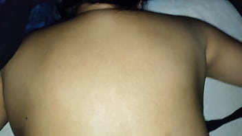 Le abro las nalgas para verle el culo mientras me cojo a mi vecina