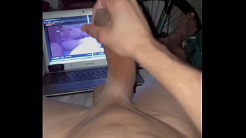 Batendo uma enquanto assiste um xvideos