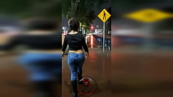 VIDEO CORTO ENSE&NtildeANDO LAS TETAS Y EL TRACERO BAJO LA LLUVIA