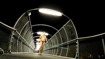 Desnudo en un puente iluminado