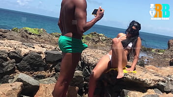 Corno me ligou enquanto eu fodia sua esposinha na praia e ele assistiu por v&iacutedeo chamada . Hotwife fudendo com neg&atildeo dotado realizador baiano em p&uacuteblico e o Cuckold assistindo de longe . amador