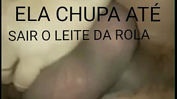 Puta chupando pi&ccedila...voc&ecirc quer fodel&aacute comente e deixa seu contato queremos ver seu ovo enterrado na buceta dessa cachorra gostosa