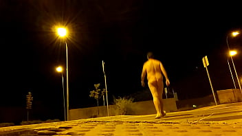 Cruzando la calle desnudo