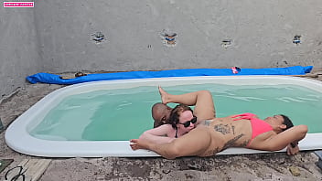 BATENDO UMA NA PISCINA E FUDENDO DUAS GOSTOSAS COM GOSADA DENTRO