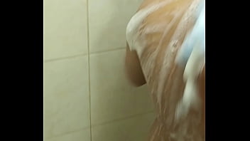 Entro al ba&ntildeo mientras mi hermanastra se esta ba&ntildeando y terminamos follando.