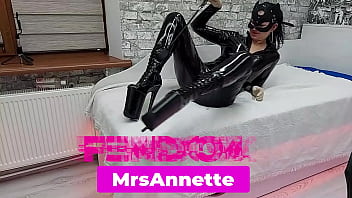 MISTRESS ANNET DESTROYING ANOTHER ANAL. SLAVE ILOCKED IN CHASTITY GIVES HIS ASS