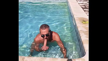 Sucer son gode dans la piscine