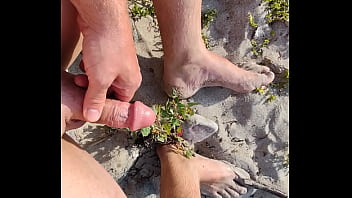 Sperma am Strand und auf den Fu&szlig gewichst